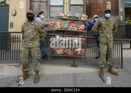 Uniondale, USA. November 2020. Zwei New York Army National Guardsmen stehen vor dem Common Pantry, während Freiwillige Regale mit verpacktem Gemüse ausrollen, während sie auf NY Gov warten. Andrew Cuomo zu kommen und zu helfen, Thanksgiving Truthähne zu verteilen, in New York, NY, 24. November 2020. (Anthony Behar/Sipa USA) Quelle: SIPA USA/Alamy Live News Stockfoto