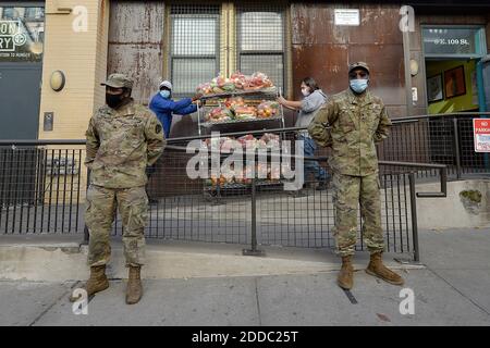 Uniondale, USA. November 2020. Zwei New York Army National Guardsmen stehen vor dem Common Pantry, während Freiwillige Regale mit verpacktem Gemüse ausrollen, während sie auf NY Gov warten. Andrew Cuomo zu kommen und zu helfen, Thanksgiving Truthähne zu verteilen, in New York, NY, 24. November 2020. (Anthony Behar/Sipa USA) Quelle: SIPA USA/Alamy Live News Stockfoto