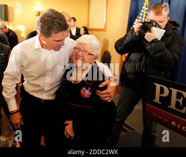 KEIN FILM, KEIN VIDEO, KEIN FERNSEHEN, KEIN DOKUMENTARFILM - TEXAS GOV. Rick Perry begrüßt Elsie Schoop aus Rockwell City, Iowa, während er am Montag, 2. Januar 2012, in Carroll, Iowa, USA, aktiv ist. Foto von Christopher Gannon/MCT/ABACAPRESS.COM Stockfoto