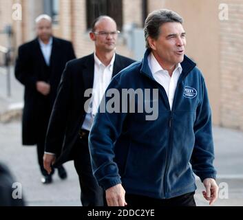 KEIN FILM, KEIN VIDEO, KEIN FERNSEHEN, KEIN DOKUMENTARFILM - TEXAS GOV. Rick Perry, rechts, geht mit seinem Sicherheitsdetail während seiner Kampagne in Carroll, Iowa, USA, Montag, 2. Januar 2012. Foto von Christopher Gannon/MCT/ABACAPRESS.COM Stockfoto