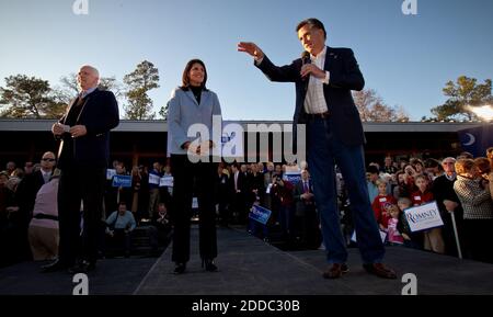 KEIN FILM, KEIN VIDEO, KEIN Fernsehen, KEIN DOKUMENTARFILM - republikanischer Präsidentschaftskandidat Mitt Romney, rechts, nimmt an einer Kundgebung mit Senator John McCain (R-Arizona) und South Carolina Gov Teil. Nikki Haley bei Charles Towne Landing in Charleston, South Carolina, USA, am Donnerstag, 5. Januar 2012. Foto von Tim Dominick/The State/MCT/ABACAPRESS.COM Stockfoto