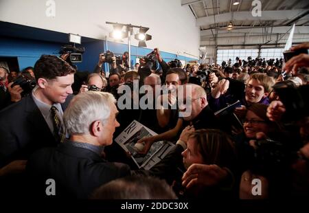 KEIN FILM, KEIN VIDEO, KEIN Fernsehen, KEIN DOKUMENTARFILM - der republikanische Präsidentschaftskandidat Ron Paul begrüßt die Menge bei einem Wahlkampfstopp am Flughafen Nashua in Nashua, New Hampshire, USA, am 6. Januar 2012. Paul stoppte in Nashua vor dem New Hampshire Primary Set für 10. Januar 2012. Foto von Andy Jacobsohn/MCT/ABACAPRESS.COM Stockfoto