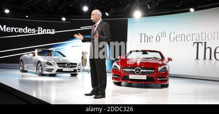 Der Vorstandsvorsitzende Der Mercedes Benz Ag Werner Niefer R Ubergives In Stuttgart Der Leiter Des Mercedes Benz Museum Max Gerrit Von Pein Symbolisch Den Schlussel Fur Das Letzte Anderung Am 27 08 1991 Von Der Band Im