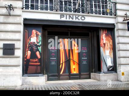 Pinko Damenmode-Shop mit Wir werden bald wieder Schild an der Tür. Stockfoto