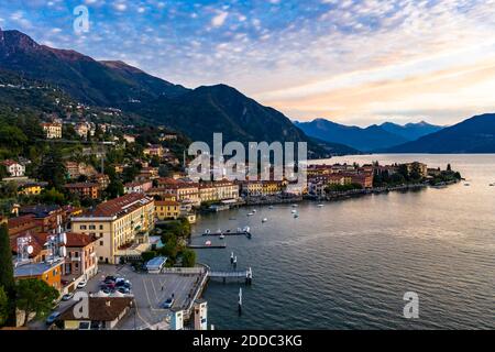 Italien, Provinz Como, Menaggio, Helikopter Blick auf die Stadt am Ufer des Comer Sees bei Sonnenaufgang Stockfoto