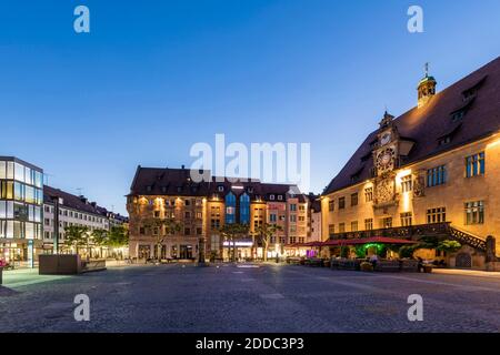 Deutschland, Baden-Württemberg, Heilbronn, leerer Platz vor dem historischen Rathaus in der Abenddämmerung Stockfoto
