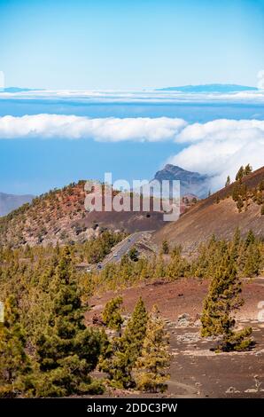 Braune Hügel von Teneriffa mit Autobahn im Hintergrund Stockfoto