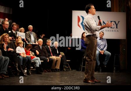 KEIN FILM, KEIN VIDEO, KEIN Fernsehen, KEIN DOKUMENTARFILM - der republikanische Präsidentschaftskandidat Mitt Romney spricht während einer Wahlkampfveranstaltung im Rochester Opera House in Rochester, New Hampshire, USA, am Sonntag, den 8. Januar 2012. Foto von Andy Jacobsohn/MCT/ABACAPRESS.COM Stockfoto