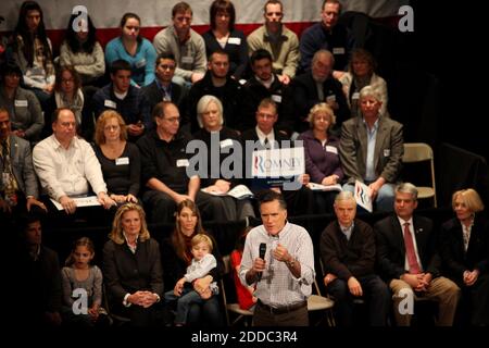KEIN FILM, KEIN VIDEO, KEIN Fernsehen, KEIN DOKUMENTARFILM - der republikanische Präsidentschaftskandidat Mitt Romney spricht während einer Wahlkampfveranstaltung im Rochester Opera House in Rochester, New Hampshire, USA, am Sonntag, den 8. Januar 2012. Foto von Andy Jacobsohn/MCT/ABACAPRESS.COM Stockfoto