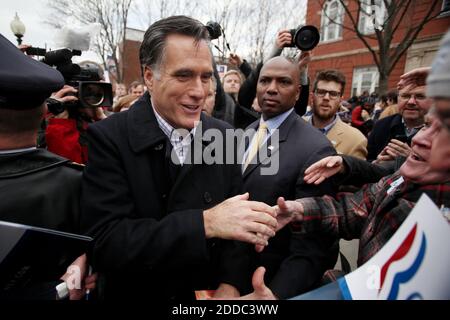 KEIN FILM, KEIN VIDEO, KEIN Fernsehen, KEIN DOKUMENTARFILM - der republikanische Präsidentschaftskandidat Mitt Romney spricht nach einer Wahlkampfveranstaltung im Rochester Opera House in Rochester, New Hampshire, USA, am Sonntag, den 8. Januar 2012 zu Unterstützern. Foto von Andy Jacobsohn/MCT/ABACAPRESS.COM Stockfoto