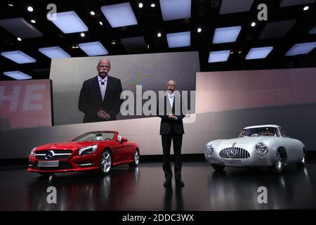 Der Vorstandsvorsitzende Der Mercedes Benz Ag Werner Niefer R Ubergives In Stuttgart Der Leiter Des Mercedes Benz Museum Max Gerrit Von Pein Symbolisch Den Schlussel Fur Das Letzte Anderung Am 27 08 1991 Von Der Band Im