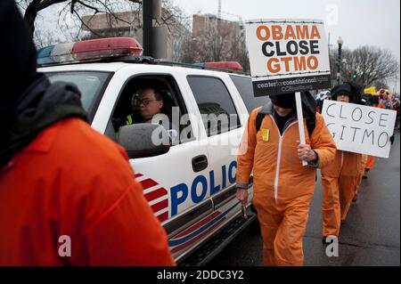 KEIN FILM, KEIN VIDEO, KEIN Fernsehen, KEIN DOKUMENTARFILM - Demonstranten versammeln sich in Washington, D.C., USA, um am Mittwoch, dem 11. Januar 2012, zu fordern, dass Präsident Obama sein Versprechen hält und die von den USA kontrollierte Haftanstalt in Guantánamo Bay, Kuba, stilllegt. Der Protest markiert 10 Jahre seit der Verlegung der ersten Häftlinge nach Guantánamo. Foto von Pete Marovich/MCT/ABACAPRESS.COM Stockfoto