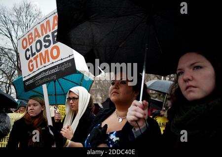 KEIN FILM, KEIN VIDEO, KEIN Fernsehen, KEIN DOKUMENTARFILM - Demonstranten versammeln sich in Washington, D.C., USA, um am Mittwoch, dem 11. Januar 2012, zu fordern, dass Präsident Obama sein Versprechen hält und die von den USA kontrollierte Haftanstalt in Guantánamo Bay, Kuba, stilllegt. Der Protest markiert 10 Jahre seit der Verlegung der ersten Häftlinge nach Guantánamo. Foto von Pete Marovich/MCT/ABACAPRESS.COM Stockfoto