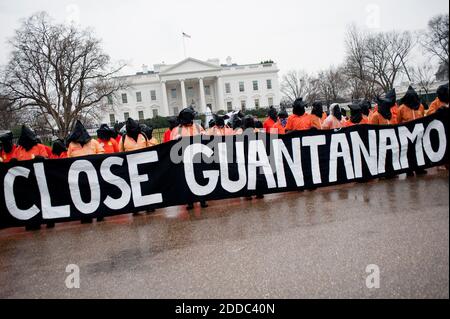 KEIN FILM, KEIN VIDEO, KEIN Fernsehen, KEIN DOKUMENTARFILM - Demonstranten versammeln sich am Mittwoch, den 11. Januar 2012 vor dem Weißen Haus in Washington, D.C., USA, und demotieren, dass Präsident Obama sein Versprechen hält und das von den USA kontrollierte Gefängnis in Guantánamo Bay, Kuba, stilllegt. Der Protest markiert 10 Jahre seit der Verlegung der ersten Häftlinge nach Guantánamo. Foto von Pete Marovich/MCT/ABACAPRESS.COM Stockfoto