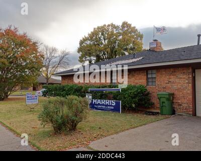 Arlington, Texas-24 Nov 2020: Biden Kampagne Zeichen in der Hausbesitzer Rasen in einem konservativen Pro-Trump Texas Vorort außerhalb von Dallas, Texas verunreinigt. Mit dem ehemaligen US-Vizepräsidenten Joe Biden, der die Präsidentschaftswahlen 2020 gewann, veröffentlicht ein Hausbesitzer "Redefreiheit wirklich?" unterzeichnen Sie zusammen mit elect Biden Flagge fliegen hoch aus der Reichweite von Trump unterstützt. Während der Ection Trump unterstützt entstellte das Zeichen im Vorgarten, Ausschneiden Bidens Namen. (Zeichen kann nicht entfernt werden, aber der Biden-Name kann ausgeschnitten werden) Stockfoto