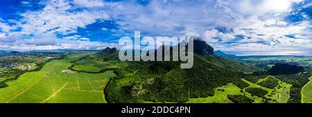 Mauritius, Black River, Hubschrauberblick auf den Rempart Mountain und die umliegende Landschaft im Sommer Stockfoto