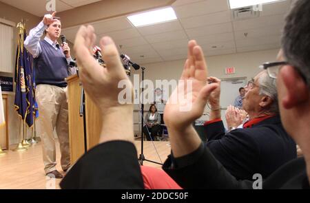 KEIN FILM, KEIN VIDEO, KEIN Fernsehen, KEIN DOKUMENTARFILM - der republikanische Präsidentschaftskandidat Rick Santorum spricht mit Unterstützern während eines Rathaustreffens in Lady Lake, Florida, USA, Montag, 23. Januar 2012.Foto: Joe Burbank/Orlando Sentinel/MCT/ABACAPRESS.COM Stockfoto