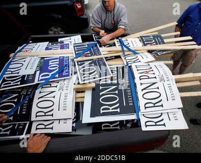 KEIN FILM, KEIN VIDEO, KEIN Fernsehen, KEIN DOKUMENTARFILM - Grass-Roots-Unterstützer Brian McGarrahan packt Wahlkampfzeichen nach 2012 republikanischer Präsidentschaftskandidat Ron Paul beendete einen Wahlkampfpfiff Auftritt am Grand Strand Airport in North Myrtle Beach, South Carolina, USA, Freitag, 20. Januar 2012. Paul schwor, dass sein Kampf weitergehen wird, trotz der Ereignisse in der republikanischen Primärwahl am Samstag. Foto von Steve Jessmore/Myrtle Beach Sun-News/MCT/ABACAPRESS.COM Stockfoto