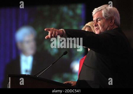 KEIN FILM, KEIN VIDEO, KEIN Fernsehen, KEIN DOKUMENTARFILM - der republikanische Präsidentschaftskandidat Newt Gingrich reagiert auf Unterstützer, während er am 28. Januar 2012 am Lincoln Day Dinner in Orlando, Florida, USA, teilnahm. Foto von Joe Burbank/Orlando Sentinel/MCT/ABACAPRESS.COM Stockfoto