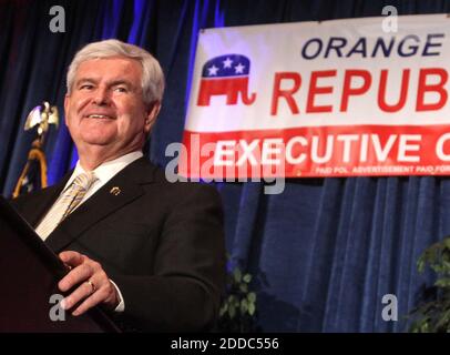 KEIN FILM, KEIN VIDEO, KEIN Fernsehen, KEIN DOKUMENTARFILM - der republikanische Präsidentschaftskandidat Newt Gingrich reagiert auf Unterstützer, während er am 28. Januar 2012 am Lincoln Day Dinner in Orlando, Florida, USA, teilnahm. Foto von Joe Burbank/Orlando Sentinel/MCT/ABACAPRESS.COM Stockfoto