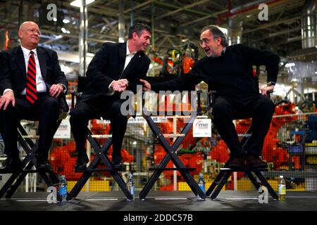 KEIN FILM, KEIN VIDEO, KEIN Fernsehen, KEINE DOKUMENTATION - Chrysler Chairman und CEO Sergio Marchionne, rechts, Witze mit UAW Regional Director Ron McInroy während einer Pressekonferenz im Chrysler Belvidere Assembly Plant, Donnerstag, 2. Februar 2012, Wo mehr als 1,600 Arbeiter eingestellt werden, um den Bau der 2013 Dodge Dart neben dem Jeep Patriot und Compass SUVs beginnen. Foto von Michael Tercha/Chicago Tribune/MCT/ABACAPRESS.COM Stockfoto