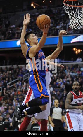 KEIN FILM, KEIN VIDEO, KEIN Fernsehen, KEIN DOKUMENTARFILM - New York Knicks Point Guard Jeremy Lin (17) legt einen Korb gegen Washington Wizards Center JaVale McGee (34), zurück, während der zweiten Viertel Aktion im Verizon Center in Washington, D.C., USA. Mittwoch, 8. Februar 2012. Foto von Chuck Myers/MCT/ABACAPRESS.COM Stockfoto