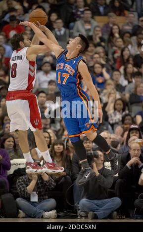 KEIN FILM, KEIN VIDEO, KEIN TV, KEIN DOKUMENTARFILM - Toronto Raptors Jose Calderon, links, macht eine Aufnahme über New York Knicks Schusswächter Jeremy Lin, rechts, während der ersten Halbzeit Aktion im Air Canada Centre, in Toronto, Kanada am Dienstag, 14. Februar 2012. Foto von Peter J. Thompson/Postmedia News/MCT/ABACAPRESS.COM Stockfoto