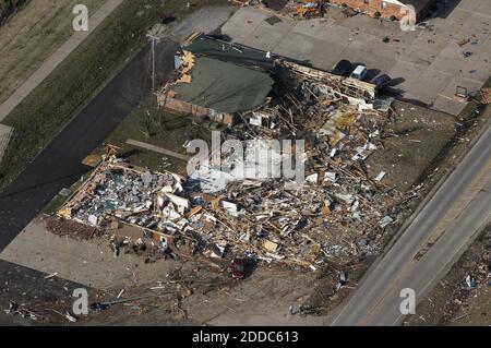 KEIN FILM, KEIN VIDEO, KEIN Fernsehen, KEIN DOKUMENTARFILM - Luftaufnahme von Harrisburg, Illinois, nach einem Tornado Mittwoch, 29. Februar 2012, der mindestens 6 Menschen getötet hat. Foto von Abel Uribe/Chicago Tribune/MCT/ABACAPRESS.COM Stockfoto