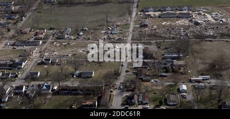 KEIN FILM, KEIN VIDEO, KEIN Fernsehen, KEIN DOKUMENTARFILM - Luftaufnahme von Harrisburg, Illinois, nach einem Tornado Mittwoch, 29. Februar 2012, der mindestens 6 Menschen getötet hat. Foto von Abel Uribe/Chicago Tribune/MCT/ABACAPRESS.COM Stockfoto