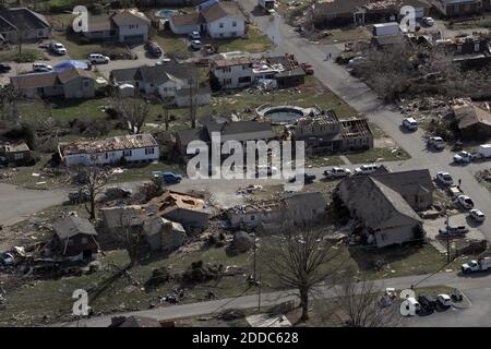 KEIN FILM, KEIN VIDEO, KEIN Fernsehen, KEIN DOKUMENTARFILM - Luftaufnahme von Harrisburg, Illinois, nach einem Tornado Mittwoch, 29. Februar 2012, der mindestens 6 Menschen getötet hat. Foto von Abel Uribe/Chicago Tribune/MCT/ABACAPRESS.COM Stockfoto