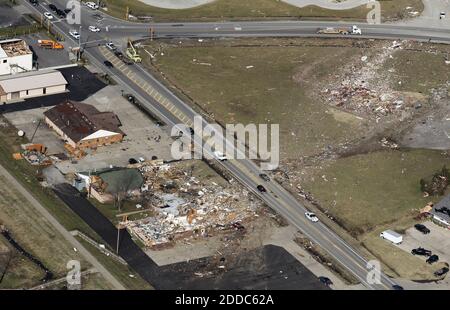 KEIN FILM, KEIN VIDEO, KEIN Fernsehen, KEIN DOKUMENTARFILM - Luftaufnahme von Harrisburg, Illinois, nach einem Tornado Mittwoch, 29. Februar 2012, der mindestens 6 Menschen getötet hat. Foto von Abel Uribe/Chicago Tribune/MCT/ABACAPRESS.COM Stockfoto