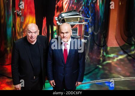 Der Architekt Jean Nouvel mit dem Besitzer von castel Andrey Filatov im Keller des Schlosses "La Grace Dieu des Prieurs" in St. Emilion, Frankreich, 05. Juli 2018. Dank der Unterzeichnung eines Kooperationsabkommens zwischen Château La Grace Dieu des Prieurs und der Stiftung Art Russe im Mai 2017 erneuert das Weingut in Bordeaux die Verpackung von Weinen und Spirituosen für seine Art Russe Geschenkbox. Das besitzt eine der größten Sammlungen russischer Kunst des späten 19. Und 20. Jahrhunderts. Art Russe stellt seinen Markennamen und Reproduktionen von 12 Werken russischer Maler jährlich zur Verfügung, um zu sein Stockfoto