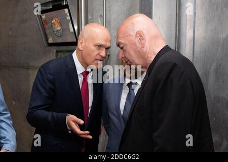 Architekt Jean Nouvel und Eigentümer Andrey Filatov sind im Keller des Chateau La Grace Dieu des Prieurs in St Emilion, Frankreich, 05. Juli 2018 zu sehen. Dank der Unterzeichnung eines Kooperationsabkommens zwischen Château La Grace Dieu des Prieurs und der Stiftung Art Russe im Mai 2017 erneuert das Weingut in Bordeaux die Verpackung von Weinen und Spirituosen für seine Art Russe Geschenkbox. Das besitzt eine der größten Sammlungen russischer Kunst des späten 19. Und 20. Jahrhunderts. Art Russe stellt seinen Markennamen und Reproduktionen von 12 Werken russischer Maler jährlich zur Verfügung, die in der verwendet werden Stockfoto