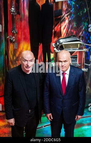 Architekt Jean Nouvel und Eigentümer Andrey Filatov posieren für Bilder im Keller des Chateau La Grace Dieu des Prieurs in St Emilion, Frankreich, 05. Juli 2018. Dank der Unterzeichnung eines Kooperationsabkommens zwischen Château La Grace Dieu des Prieurs und der Stiftung Art Russe im Mai 2017 erneuert das Weingut in Bordeaux die Verpackung von Weinen und Spirituosen für seine Art Russe Geschenkbox. Das besitzt eine der größten Sammlungen russischer Kunst des späten 19. Und 20. Jahrhunderts. Art Russe stellt seinen Markennamen und Reproduktionen von 12 Werken russischer Maler jährlich zur Verfügung Stockfoto