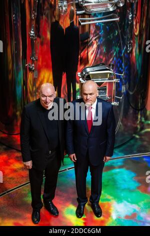 Architekt Jean Nouvel und Eigentümer Andrey Filatov posieren für Bilder im Keller des Chateau La Grace Dieu des Prieurs in St Emilion, Frankreich, 05. Juli 2018. Dank der Unterzeichnung eines Kooperationsabkommens zwischen Château La Grace Dieu des Prieurs und der Stiftung Art Russe im Mai 2017 erneuert das Weingut in Bordeaux die Verpackung von Weinen und Spirituosen für seine Art Russe Geschenkbox. Das besitzt eine der größten Sammlungen russischer Kunst des späten 19. Und 20. Jahrhunderts. Art Russe stellt seinen Markennamen und Reproduktionen von 12 Werken russischer Maler jährlich zur Verfügung Stockfoto