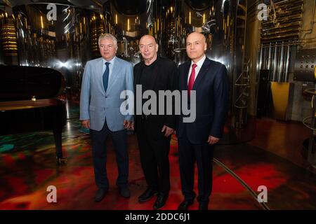 Der Architekt Jean Nouvel mit dem Besitzer von castel Andrey Filatov Pose für ein Porträt im Keller des Schlosses "La Grace Dieu des Prieurs" in St. Emilion, Frankreich, 05. Juli 2018. Dank der Unterzeichnung eines Kooperationsabkommens zwischen Château La Grace Dieu des Prieurs und der Stiftung Art Russe im Mai 2017 erneuert das Weingut in Bordeaux die Verpackung von Weinen und Spirituosen für seine Art Russe Geschenkbox. Das besitzt eine der größten Sammlungen russischer Kunst des späten 19. Und 20. Jahrhunderts. Art Russe stellt seinen Markennamen und Reproduktionen von 12 Werken russischer Maler auf einer zur Verfügung Stockfoto