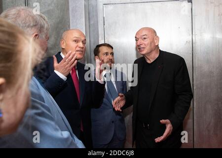 Architekt Jean Nouvel und Eigentümer Andrey Filatov sind im Keller des Chateau La Grace Dieu des Prieurs in St Emilion, Frankreich, 05. Juli 2018 zu sehen. Dank der Unterzeichnung eines Kooperationsabkommens zwischen Château La Grace Dieu des Prieurs und der Stiftung Art Russe im Mai 2017 erneuert das Weingut in Bordeaux die Verpackung von Weinen und Spirituosen für seine Art Russe Geschenkbox. Das besitzt eine der größten Sammlungen russischer Kunst des späten 19. Und 20. Jahrhunderts. Art Russe stellt seinen Markennamen und Reproduktionen von 12 Werken russischer Maler jährlich zur Verfügung, die in der verwendet werden Stockfoto