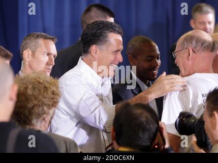 KEIN FILM, KEIN VIDEO, KEIN Fernsehen, KEIN DOKUMENTARFILM - der republikanische Präsidentschaftskandidat Mitt Romney begrüßt seine Anhänger bei der American Legion Post 426 in Moline, Illinois, USA, am Sonntag, den 18. März 2012. Foto von Stacey Wescott/Chicago Tribune/MCT/ABACAPRESS.COM Stockfoto