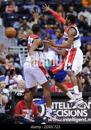 KEIN FILM, KEIN VIDEO, KEIN TV, KEIN DOKUMENTARFILM - Detroit Pistons Point Guard Brandon Knight (7), Mitte, schlingt den Ball um Washington Wizards Forward Kevin Seraphin (13), links, Und Wizards Point Guard John Wall (2) während des NBA-Basketballspiels, Washington Wizards vs Detroit Pistons im Verizon Center in Washington, DC, USA am 26. März 2012. Die Kolben besiegten die Zauberer, 79-77. Foto von Chuck Myers/MCT/ABACAPRESS.COM Stockfoto
