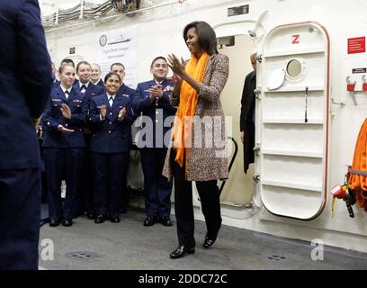 KEIN FILM, KEIN VIDEO, KEIN TV, KEIN DOKUMENTARFILM - First Lady Michelle Obama trifft sich mit der Crew der Küstenwache Cutter Stratton während einer Schiffsrundfahrt auf der Coast Guard Island in Alameda, CA, USA AM 31. März 2012. Die erste Dame machte die Reise nach Kalifornien, um an der Inbetriebnahmezeremonie teilzunehmen und das Schiff in aktiven Dienst zu stellen. Foto von Anda Chu/Oakland Tribune/MCT/ABACAPRESS.COM Stockfoto