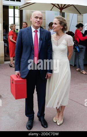 Besitzer Andrey Filatov und seine Frau Elena Filatov posieren für Bilder während der Einweihung des Chateau La Grace Dieu des Prieurs in St. Emilion, Frankreich, 05. Juli 2018. Dank der Unterzeichnung eines Kooperationsabkommens zwischen Château La Grace Dieu des Prieurs und der Stiftung Art Russe im Mai 2017 erneuert das Weingut in Bordeaux die Verpackung von Weinen und Spirituosen für seine Art Russe Geschenkbox. Das besitzt eine der größten Sammlungen russischer Kunst des späten 19. Und 20. Jahrhunderts. Art Russe stellt seinen Markennamen und Reproduktionen von 12 Werken russischer Maler jährlich zur Verfügung Stockfoto