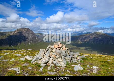 Cairn in Glen Etive mit Stob Dearg im Hintergrund Stockfoto