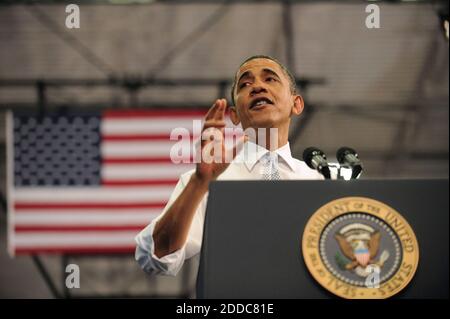 KEIN FILM, KEIN VIDEO, KEIN Fernsehen, KEIN DOKUMENTARFILM - Präsident Barack Obama hält eine Rede über die Wirtschaft, Arbeitsplätze und Steuern an der Florida Atlantic University, Dienstag, 10. April 2012, in Boca Raton, Florida, USA. Foto von Mark Randall/Sun Sentinel/MCT/ABACAPRESS.COM Stockfoto