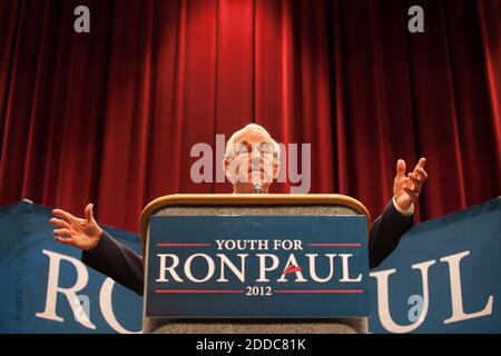 KEIN FILM, KEIN VIDEO, KEIN Fernsehen, KEIN DOKUMENTARFILM - der US-Repräsentant Ron Paul spricht mit den Wählern in seinem Antrag auf die republikanische Präsidentschaftsnominierung am Mittwoch, dem 11. April 2012 im will Rodgers Memorial Center in Fort Worth, Texas, USA. Paul hat 12 Amtszeiten im Kongress für seinen Bezirk in Texas verbracht. Foto von Stephen Masker/Fort Worth Star-Telegram/MCT/ABACAPRESS.COM Stockfoto