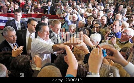 KEIN FILM, KEIN VIDEO, KEIN Fernsehen, KEIN DOKUMENTARFILM - GOP-Präsident hoffnungsvoll Mitt Romney begrüßt Unterstützer im Iron Shop in Broomall, Pennsylvania, USA, Mittwoch, 4. April 2012. Foto von David M. Warren/Philadelphia Daily News/MCT/ABACAPRESS.COM Stockfoto