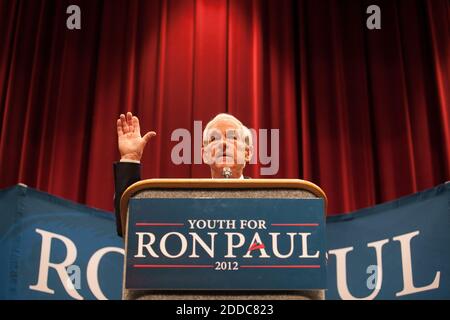 KEIN FILM, KEIN VIDEO, KEIN Fernsehen, KEIN DOKUMENTARFILM - der US-Repräsentant Ron Paul spricht mit den Wählern in seinem Antrag auf die republikanische Präsidentschaftsnominierung am Mittwoch, dem 11. April 2012 im will Rodgers Memorial Center in Fort Worth, Texas, USA. Paul hat 12 Amtszeiten im Kongress für seinen Bezirk in Texas verbracht. Foto von Stephen Masker/Fort Worth Star-Telegram/MCT/ABACAPRESS.COM Stockfoto
