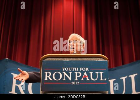 KEIN FILM, KEIN VIDEO, KEIN Fernsehen, KEIN DOKUMENTARFILM - der US-Repräsentant Ron Paul spricht mit den Wählern in seinem Antrag auf die republikanische Präsidentschaftsnominierung am Mittwoch, dem 11. April 2012 im will Rodgers Memorial Center in Fort Worth, Texas, USA. Paul hat 12 Amtszeiten im Kongress für seinen Bezirk in Texas verbracht. Foto von Stephen Masker/Fort Worth Star-Telegram/MCT/ABACAPRESS.COM Stockfoto