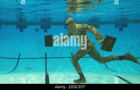 KEIN FILM, KEIN VIDEO, KEIN Fernsehen, KEINE DOKUMENTATION - U.S. Marine Corps Lance CPL. Reagan Lodge, Hauptquartier und Service Bataillon, Marine Corps Base Quantico, führt Wasserlauf Übungen während einer phyiscal Training Session in Ramer Hall, The Basic School, auf Marine Corps Base Quantico, Virginia, 14. September 2011. Dieses Foto erhielt den zweiten Platz, Sport in der 2011 Military Photographer of the Year Fotowettbewerb. Foto von Sharon D. Kyle/US Marines Corps/MCT/ABACAPRESS.COM Stockfoto