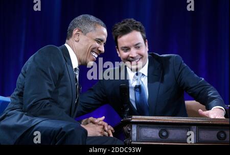 KEIN FILM, KEIN VIDEO, KEIN Fernsehen, KEIN DOKUMENTARFILM - Präsident Barack Obama lacht, als er einen Auftritt auf der Jimmy Fallon Show in der Memorial Hall auf dem Campus der Universität von North Carolina in Chapel Hill, North Carolina, USA, Dienstag, 24. April 2012, aufnimmt. Foto von Chuck Liddy/Raleigh Nachrichten & Beobachter/MCT/ABACAPRESS.COM Stockfoto