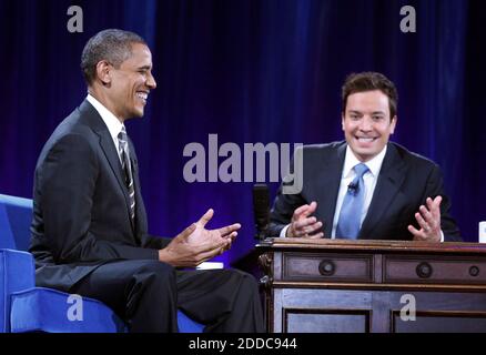 KEIN FILM, KEIN VIDEO, KEIN Fernsehen, KEIN DOKUMENTARFILM - Präsident Barack Obama lacht, als er einen Auftritt auf der Jimmy Fallon Show in der Memorial Hall auf dem Campus der Universität von North Carolina in Chapel Hill, North Carolina, USA, Dienstag, 24. April 2012, aufnimmt. Foto von Chuck Liddy/Raleigh Nachrichten & Beobachter/MCT/ABACAPRESS.COM Stockfoto